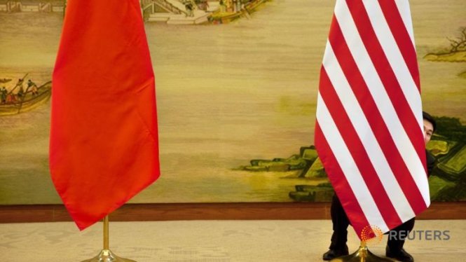 Cờ Mỹ và cờ Trung Quốc tại một cuộc họp báo giữa Ngoại trưởng Mỹ John Kerry và Bộ trưởng Ngoại giao Trung Quốc Vương Nghị - Ảnh: Reuters