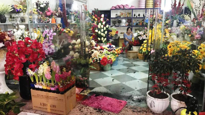 Cửa hàng bán hoa của gia đình ông Phan Gia Chương, ở tổ 4 phường Ninh Hiệp, thị xã Ninh Hòa (Khánh Hòa) bị ném “bom xăng” lần thứ hai vào tối 19-1-2017 - Nguồn ảnh: Gia đình nạn nhân cung cấp