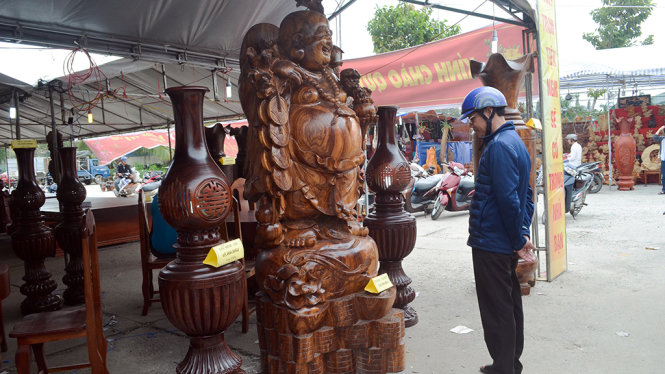 Bức tượng di lặc bằng gỗ gõ mực có giá 220 triệu đồng - Ảnh: TẤN LỰC