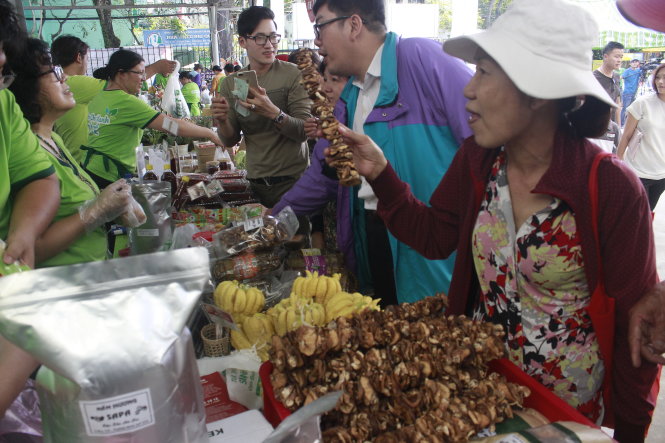 Khách chọn mua đặc sản tết tại Chợ Tết xanh tử tế ngày 21-1 - Ảnh: Nguyễn Trí