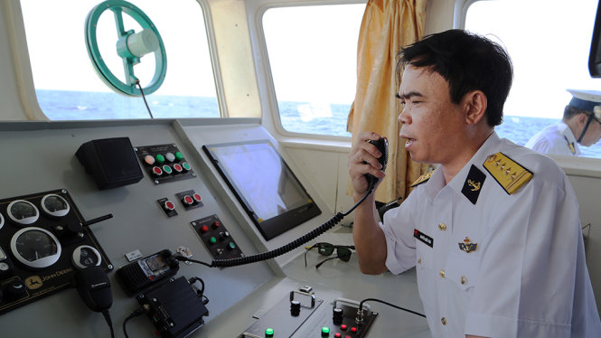 Đại tá Nguyễn Quốc Văn, Phó chính ủy Vùng 2 chúc Tết bộ đội nhà giàn thông qua hệ thống thông tin trên tàu khi sóng lớn đoàn không lên nhà giàn được;