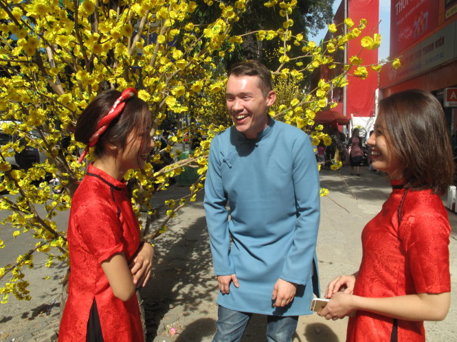 Benjamin James trò chuyện cùng các thiếu nữ Việt tại TP.HCM trước dịp Tết 2017 - Ảnh: C.NHẬT