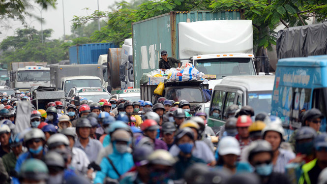 Xe máy và xe ô tô kẹt kéo dài trên đường Nguyễn Văn Linh đoạn qua xã Bình Hưng, H.Bình Chánh, TP.HCM - Ảnh: HỮU KHOA