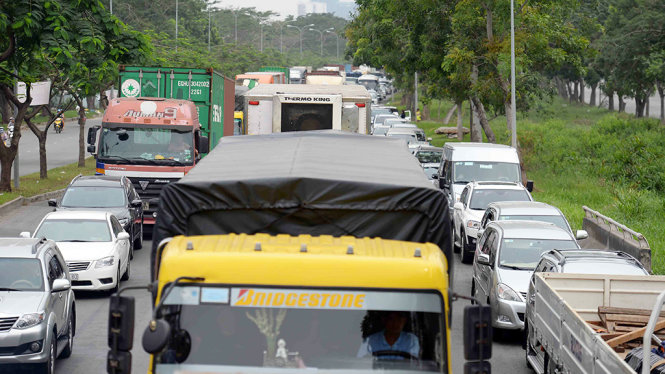 Hàng nghìn xe ô tô, tải kẹt kéo dài trên đường Nguyễn Văn Linh - Ảnh: HỮU KHOA