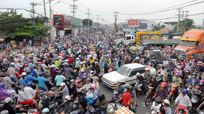 Kẹt xe kinh hoàng tại giao lộ Nguyễn Văn Linh - QL50 (H.Bình Chánh) - Ảnh: HỮU KHOA