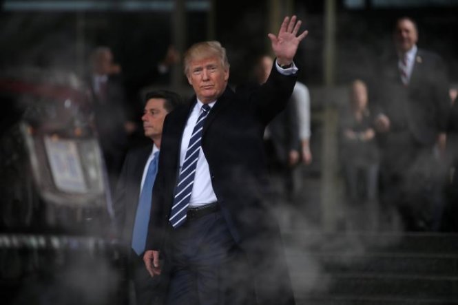 Tổng thống Donald Trump vẫy tay chào khi rời trụ sở CIA ngày 21-1-2017 - Ảnh: Reuters