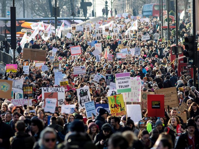 Người biểu tình tuần hành từ khu vực Đại sứ quán Mỹ ở quảng trường Grosvenor hướng về quảng trường Trafalgar để phản đối ông Trump tại London (Anh) - Ảnh: Getty Images