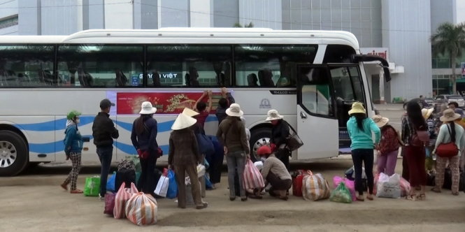 Chiều 23-1, gần 30 người lao động nghèo ở Đà Nẵng đã được chở miễn phí về quê ăn tết - Ảnh: Đ.C