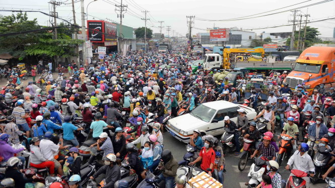 Kẹt xe kinh hoàng tại giao lộ Nguyễn Văn Linh - quốc lộ 50 (H.Bình Chánh, TP.HCM) - Ảnh: HỮU KHOA