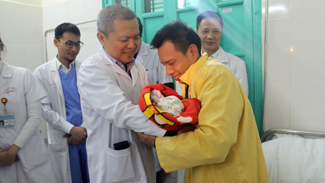 Gs Thành trao bé Núi cho bố bé - Ảnh bệnh viện cung cấp