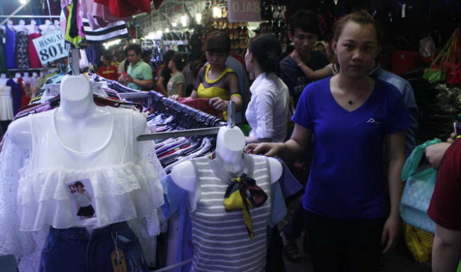 Nhiều người dân tranh thủ mua sắm đêm cho dịp Tết Đinh Dậu 2017 - Ảnh: CÔNG TRUNG