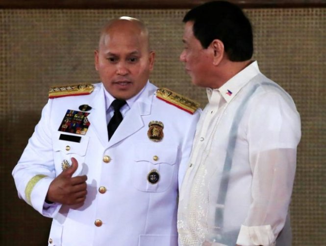 Tổng thống Duterte (phải) bên cạnh cảnh sát trưởng quốc gia Philippines Ronald Dela Rosa - Ảnh: Reuters