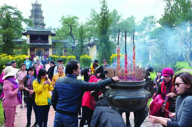 Viếng chùa đầu năm là một lễ nghi của giới trẻ Huế - Ảnh: KIM HOA