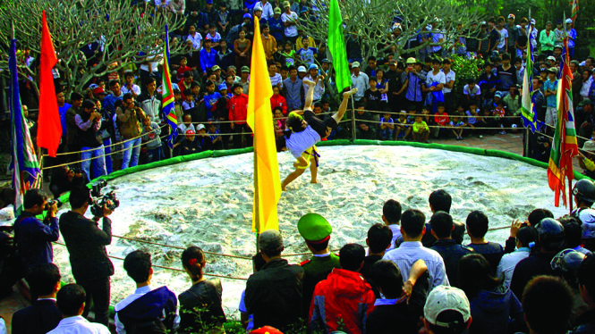 Hội vật đầu xuân của làng Thủ Lễ luôn thu hút đông đảo giới trẻ Huế - Ảnh: Đức Trí