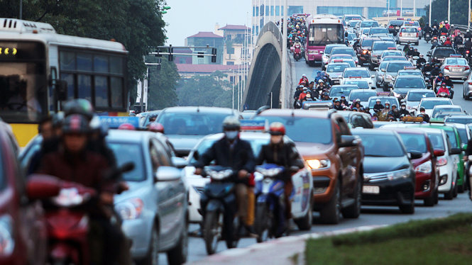 Dòng xe nối đuôi nhau không thể di chuyển từ cầu vượt Nguyễn Chí Thanh theo hướng Trần Duy Hưng
