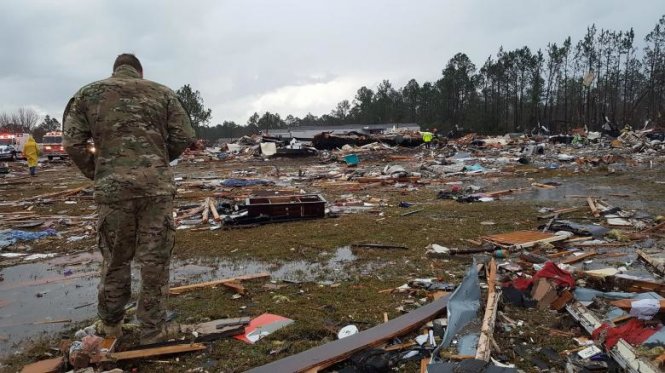 Cảnh hoang tàn sau cơn bão lớn ở Adel, bang Georgia, Mỹ ngày 22-1-2017 - Ảnh: Reuters