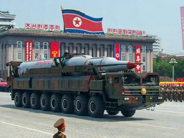 Tên lửa đạn đạo của Triều Tiên trong một cuộc duyệt binh tại Quảng trường Kim Il Sung - Ảnh: AFP