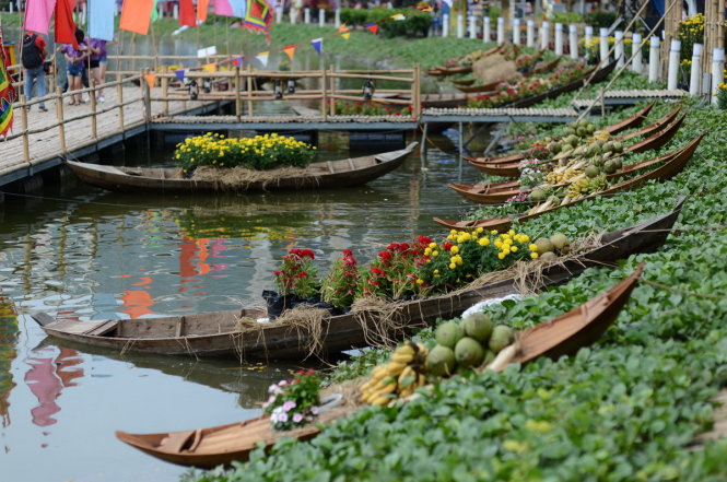 Những chiếc thuyền chở đầy hoa và trái cây tại khu vực Bến xuân