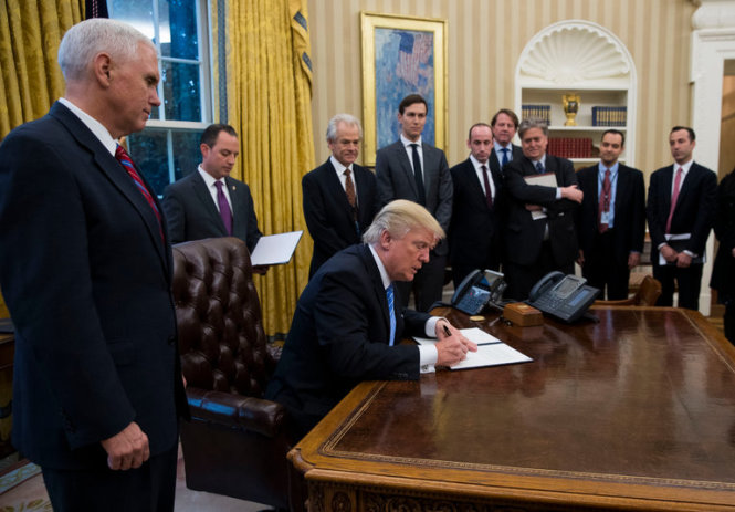 Ông Trump bắt đầu ký những sắc lệnh liên quan tới những quyết sách lớn của Nhà Trắng trong những ngày đầu tại nhiệm - Ảnh: Doug Mills/The New York Times