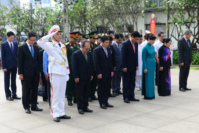 Lãnh đạo TP.HCM dành một phút mặc niệm trước Tượng đài Bác Hồ trên phố đi bộ Nguyễn Huệ, Q.1, TP.HCM sáng 24-01 - Ảnh: Quang Định