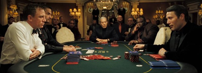 Bộ phim Sòng bạc hoàng gia phiên bản 2006 với diễn xuất của tài tử Daniel Craig (trái) trong vai James Bond