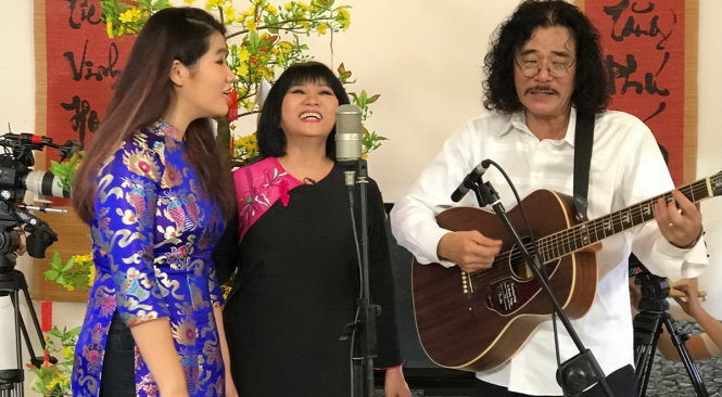 Gia đình Cẩm Vân hát bài Lá thư ngày Tết trong chương trình Tết nghĩa là hi vọng - Ảnh: VTV