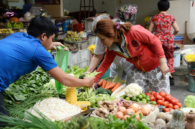 Người dân mua rau củ quả tại chợ Phạm Văn Hai (Q.Tân Bình, TP.HCM) - Ảnh: Tự Trung