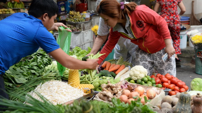 Người dân mua rau củ quả tại chợ Phạm Văn Hai, Q.Tân Bình, TP.HCM - Ảnh: Tự Trung