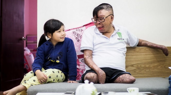 Thượng úy Đinh Văn Dương trò chuyện cùng con gái - Ảnh: N.Khánh
