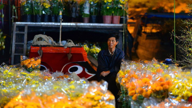 Anh Nguyễn Văn Sơn (Bến Tre) ngồi trắng đêm để canh hoa- Ảnh: Hữu Khoa