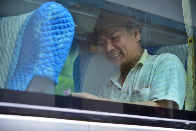 Những nụ cười trên môi trên chuyến xe dành cho các bệnh nhân về quê ăn tết - Ảnh: HỮU THUẬN