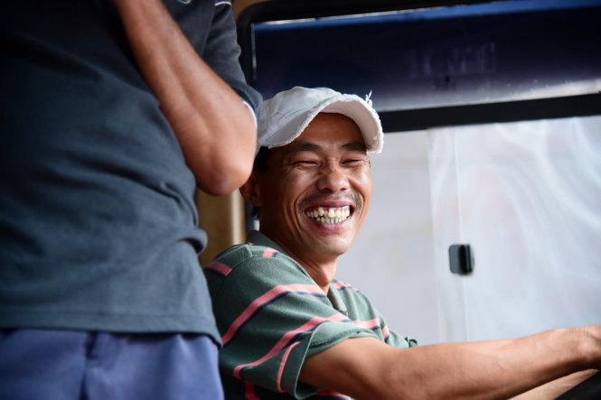Tài xế Võ Hoàng Huynh niềm nở trên chuyến xe đưa bệnh nhân về nhà ăn tết - Ảnh: HỮU THUẬN