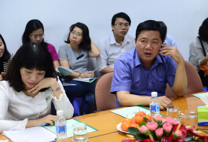 Bí thư Thành ủy TP.HCM Đinh La Thăng gọi điện cho Chủ tịch tỉnh Hà
Giang hỏi giá bán cam của người dân cho thương lái tại tỉnh Hà Giang (ảnh
chụp tối 24-01) - Ảnh: QUANG ĐỊNH