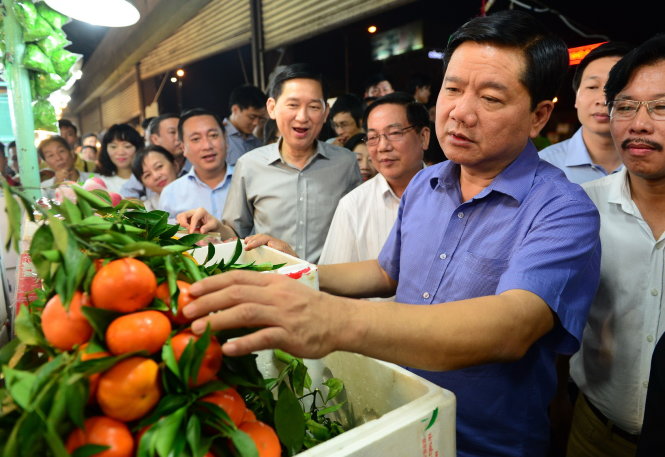4.      Bí thư Thành ủy TP.HCM Đinh La Thăng kiểm tra  trái cây được bán
tại chợ đầu mối Thủ Đức tối 24-01 - Ảnh: QUANG ĐỊNH