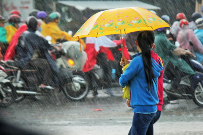 Trận mưa chiều 25-1 khiến người dân miền Tây gặp nhiều khó khăn trên đường về quê đón tết - Ảnh: Mậu Trường