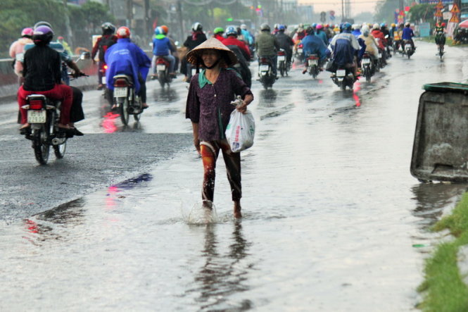Trận mưa lớn khiến quốc lộ 1, đoạn qua huyện Châu Thành, tỉnh Tiền Giang bị ngập nước - Ảnh: Mậu Trường