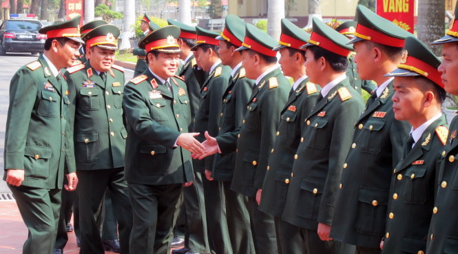 Bộ trưởng Ngô Xuân Lịch thăm, chúc tết, kiểm tra sẵn sàng chiến đấu tại Trung đoàn 102 - Ảnh: Đức Bình