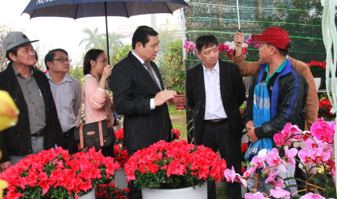 Chủ tịch UBND TP Đà Nẵng Huỳnh Đức Thơ và phó chủ tịch UBND TP Đặng Việt Dũng thị sát chợ hoa tết - Ảnh: Đoàn Cường
