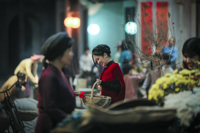 Không khí chợ hoa ngày Tết được dàn dựng tinh tế, đẹp và giàu cảm xúc trong MV Về với đông - Ảnh: Cao Trung Hiếu