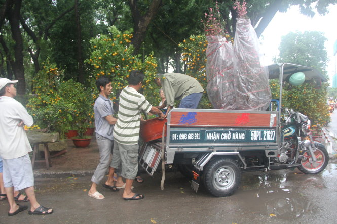 Tuy nhiên mưa kéo dài không lâu nên không gây ngập, hoạt động mua bán sau đó bình thường trở lại - Ảnh: Quang Khải