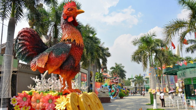 Mô hình gà “khổng lồ” cao 9m - Ảnh: Đại Việt