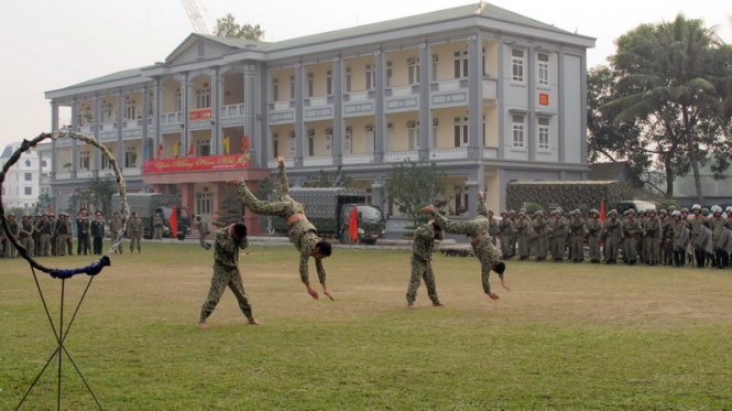Lính đặc công A1 biểu diễn võ thuật cho Bộ trưởng Lịch xem  - Ảnh: Đức Bình