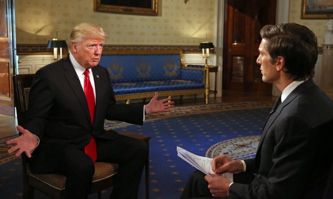 Ông Trump trong chương trình phỏng vấn đầu tiên trên cương vị tổng thống Mỹ - Ảnh: Guardian