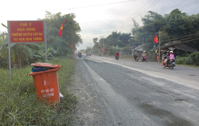 Cơ quan chức năng phải dựng bảng cảnh báo tai nạn giao thông trên quốc lộ 61 - Ảnh: Nguyễn Triều