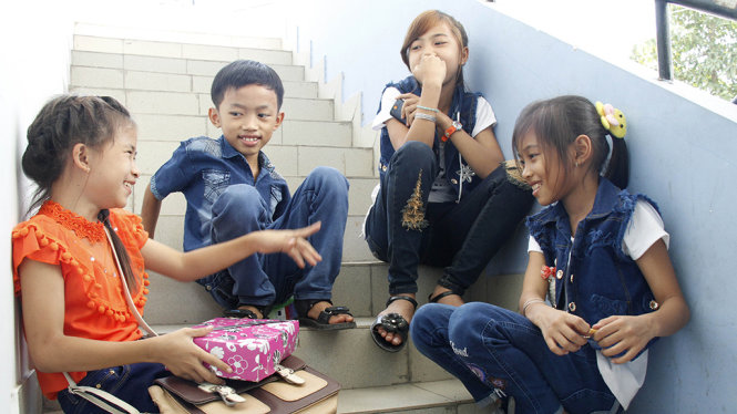Một nhóm trẻ em trò chuyện với nhau tại khu nhà ở xã hội chiều 30 Tết - Ảnh: XUÂN AN