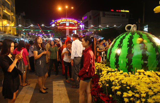 Điểm cuối đường hoa nghệ thuật Cần Thơ tiếp nối với chợ đêm Ninh Kiều, rất thuận tiện cho du khách tham quan đường hoa và mua sắm tết - Ảnh: Chí Quốc