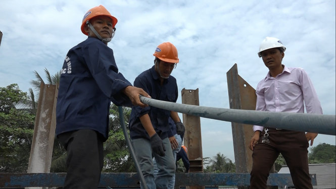 Hàng trăm công nhân vẫn miệt mài lao động trong dịp tết - Ảnh: CHẾ THÂN