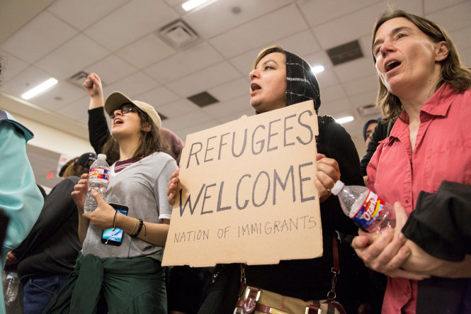 Người biểu tình tại sân bay Dallas, Mỹ - Ảnh: Reuters