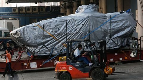 Những chiếc xe bọc thép đến Singapore sau khi bị Hong Kong - Trung Quốc thu giữ hồi năm ngoái - Ảnh: Reuters