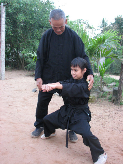 Cố lão võ sư Ngô Bông luôn quan tâm hướng dẫn môn sinh học võ giữ lại cội nguồn võ thuật Việt Nam - Ảnh: Lê Văn Chương